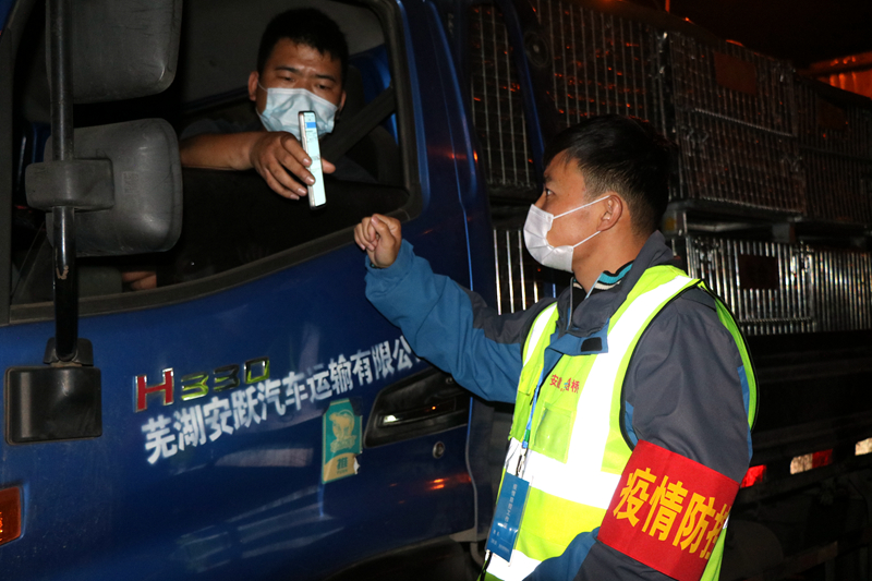 新一輪疫情發(fā)生后，安徽路橋迅速行動(dòng)，組織全體職工和勞務(wù)工人進(jìn)行全員核算檢測(cè)，筑牢疫情防控第一道防線。此外，還積極投身屬地疫情防控，踐行國(guó)企擔(dān)當(dāng)。